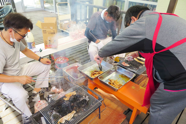 中庭で豚丼祭り